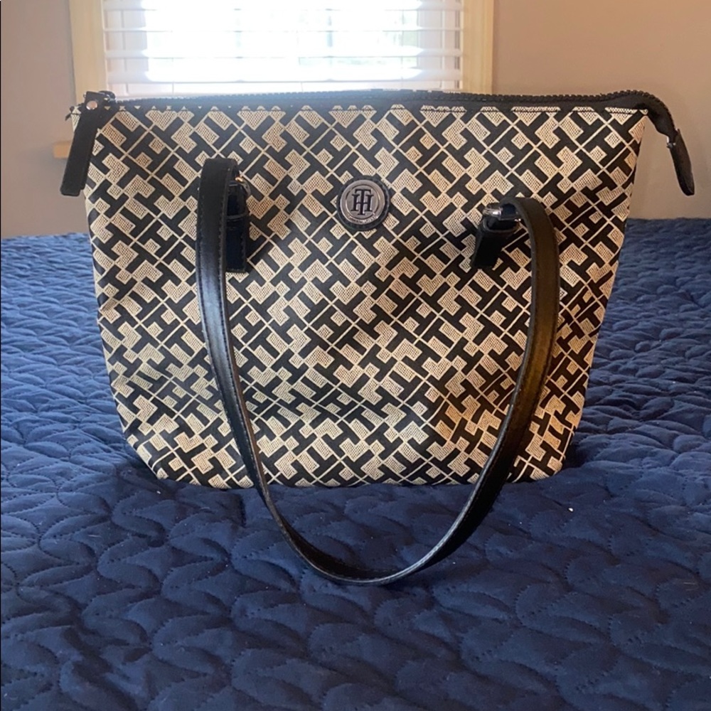 Tommy Hilfiger hang bag